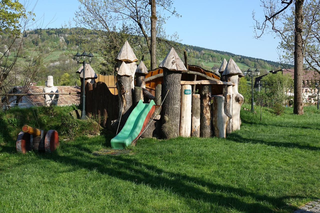 Gosciniec Dworski W Ropie - Pokoje Goscinne Ropa Buitenkant foto