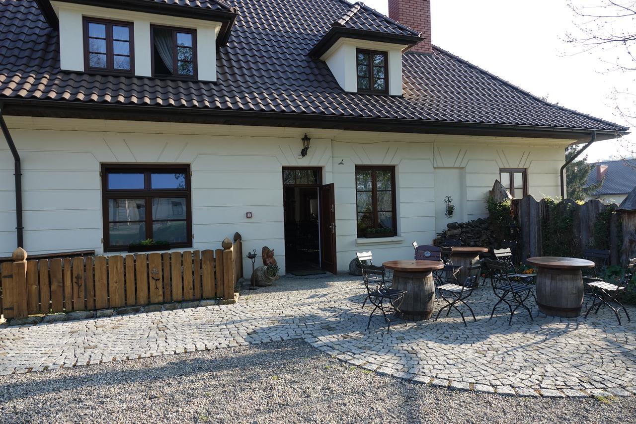 Gosciniec Dworski W Ropie - Pokoje Goscinne Ropa Buitenkant foto