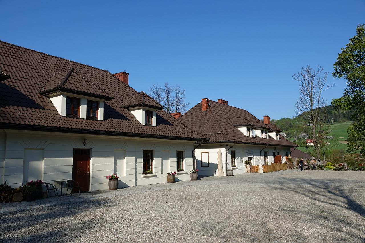 Gosciniec Dworski W Ropie - Pokoje Goscinne Ropa Buitenkant foto