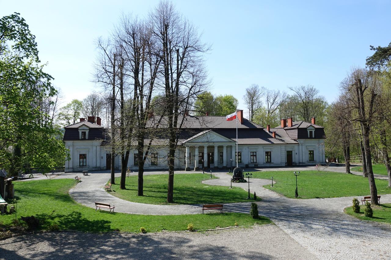 Gosciniec Dworski W Ropie - Pokoje Goscinne Ropa Buitenkant foto
